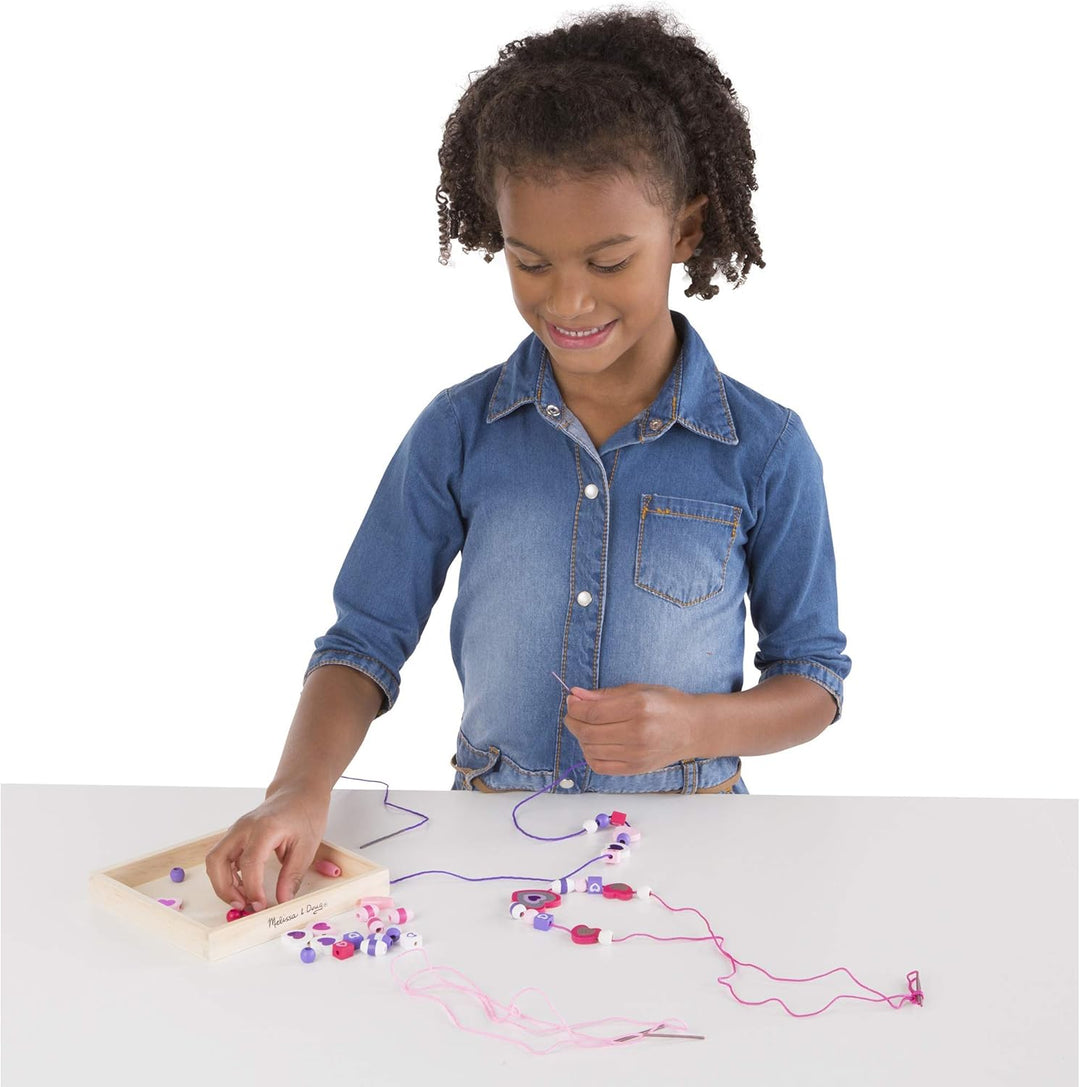 Melissa & Doug Holzperlen Set Funkelnde Herzen | Holzperlen zum Auffädeln | Kinder Modeschmuck- Armb