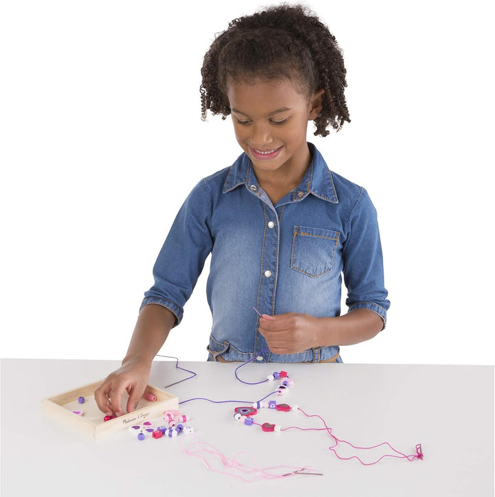 Melissa & Doug Holzperlen Set Funkelnde Herzen | Holzperlen zum Auffädeln | Kinder Modeschmuck- Armb