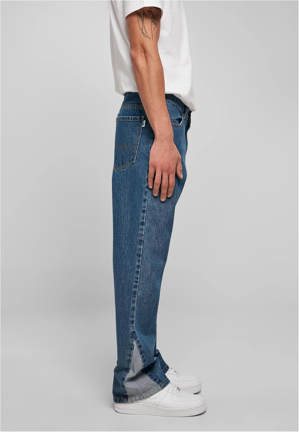Urban Classics Herren Hose, Organic Triangle Denim Jeans aus BIO-Baumwolle, weites Bein mit Einsatz