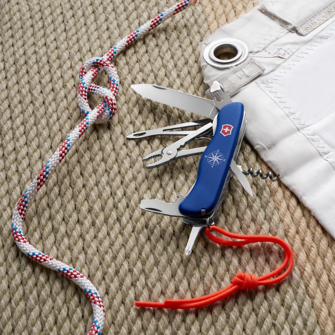 VICTORINOX Taschenmesser Skipper, 5 Funktionen, Swiss Made, Multitool inkl. Grosse Klinge mit Wellen