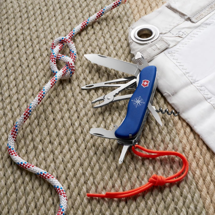VICTORINOX Taschenmesser Skipper, 5 Funktionen, Swiss Made, Multitool inkl. Grosse Klinge mit Wellen