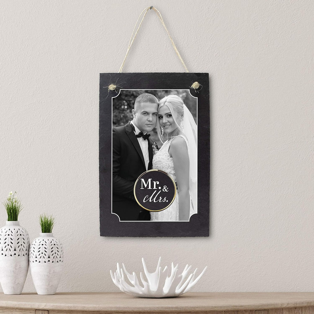 wandmotiv24 Schiefertafel Hochzeit Mr. & Mrs., Aufhängeschild mit Strick, Personalisierbar Digitaldr