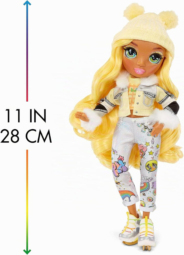 Rainbow High Winter Break Sunny Madison-Gelbe Modepuppe mit 2 Outfits, Skiausrüstung und Puppenständ