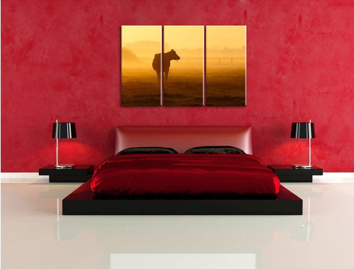 Pixxprint eine fressende Kuh auf der Weide als Leinwandbild - Grösse: 3-Teilig (120x80cm) - Wandbild