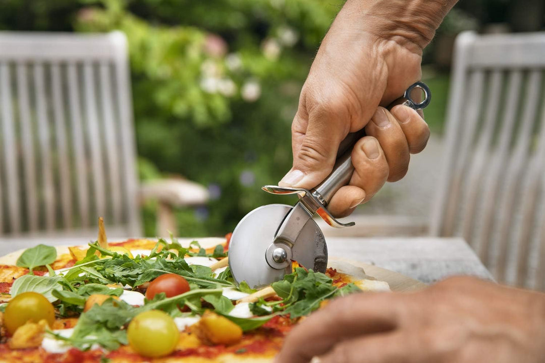 RÖSLE Pizza- und Flammkuchenschneider, Hochwertiges Pizzamesser mit stabilem Rad, beidseitig geschli
