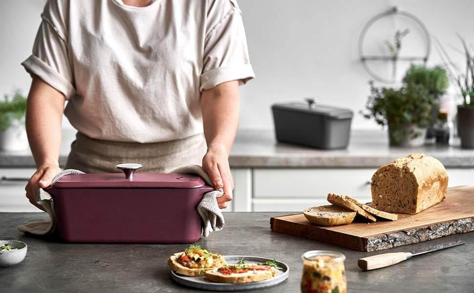 Springlane Kitchen Kastenform Gusseisen mit Deckel 3L, Emaillierte Brotbackform für saftiges Brot, P