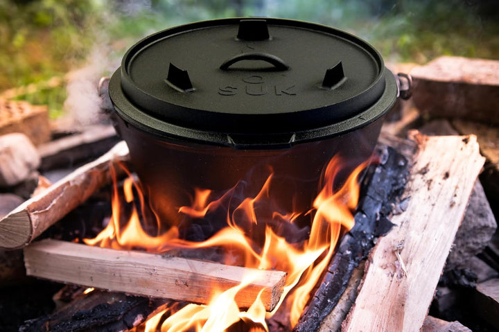 SOUK ONE Dutch Oven Set - Eingebrannter Gusstopf mit Füssen Feuertopf aus Gusseisen mit praktischem