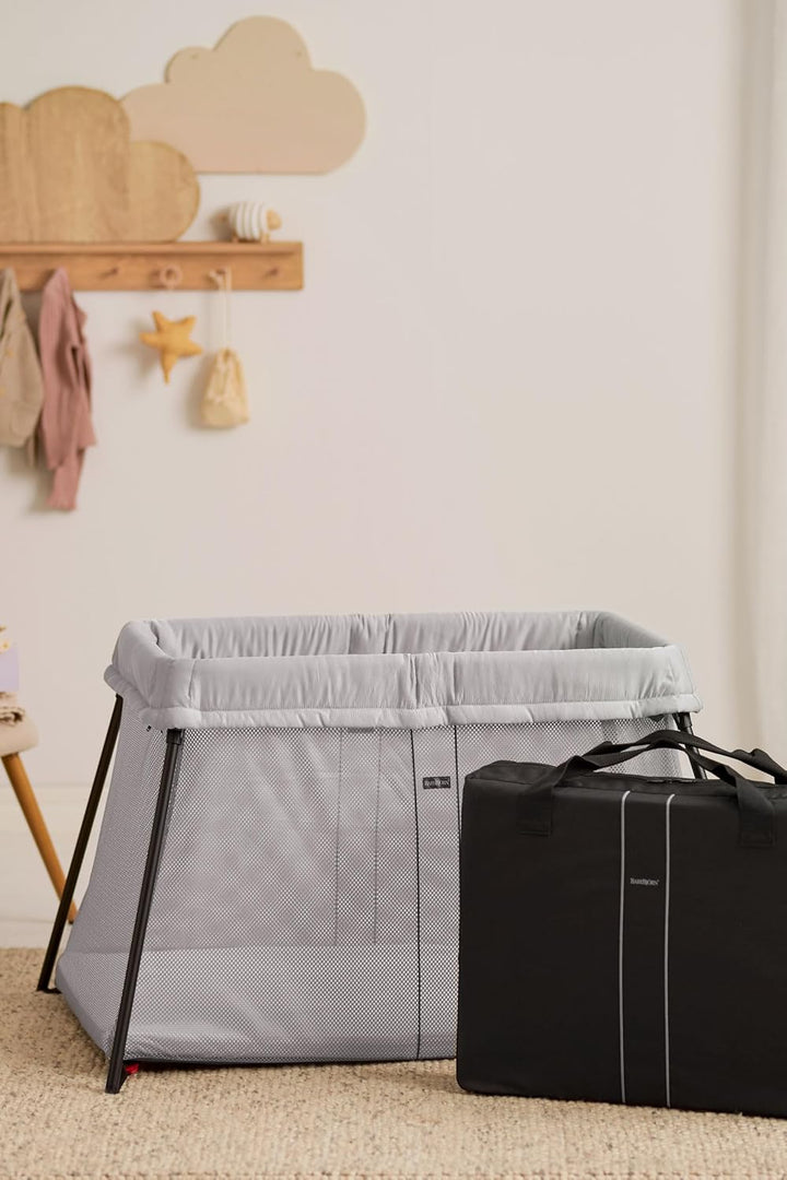 BabyBjörn Reisebett Light mit Spannbetttuch für Reisebett Light, Silber Silber Einfarbig, Silber Ein