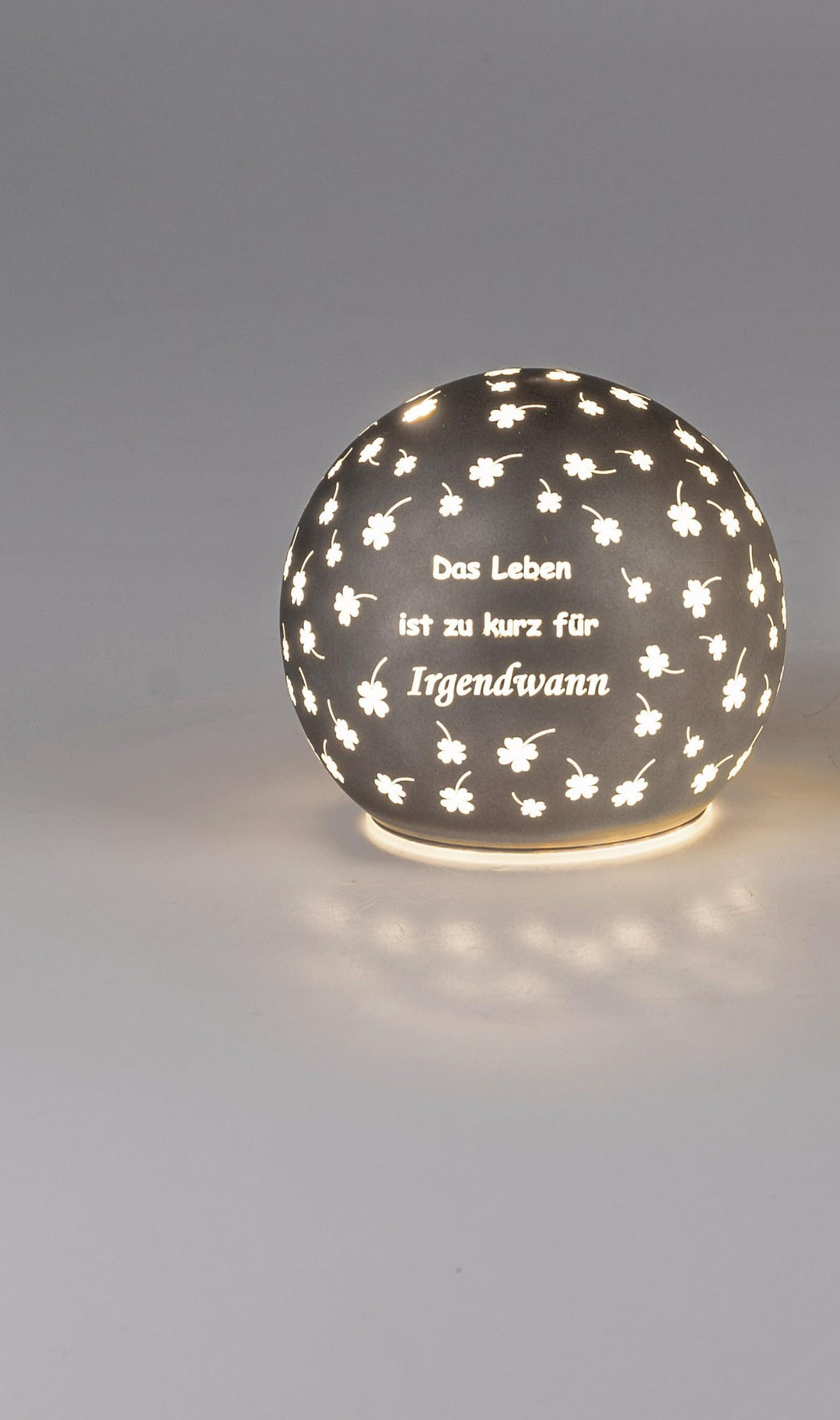 Formano 1 Stück Deko-Licht Kugel braun mit LED-Licht + Timer 10cm aus Farbglas in geeister Optik mit