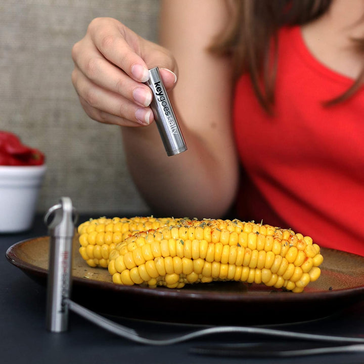 Keygoes:salty Edelstahl Schlüsselanhänger - Salzstreuer | Kommt mit zwei exclusiv salz Nachfüllungen