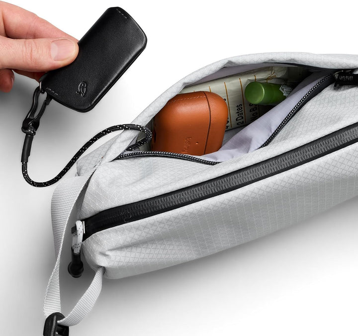 Bellroy Lite Sling Mini, Leichte Umhängetasche - Fog | 4L leichte Umhängetasche für Handy, Geldbörse