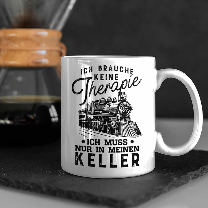 Trendation - Modelleisenbahn Tasse Geschenk für Eisenbahner Spruch Ich Muss In Meinen Keller (Weiss)