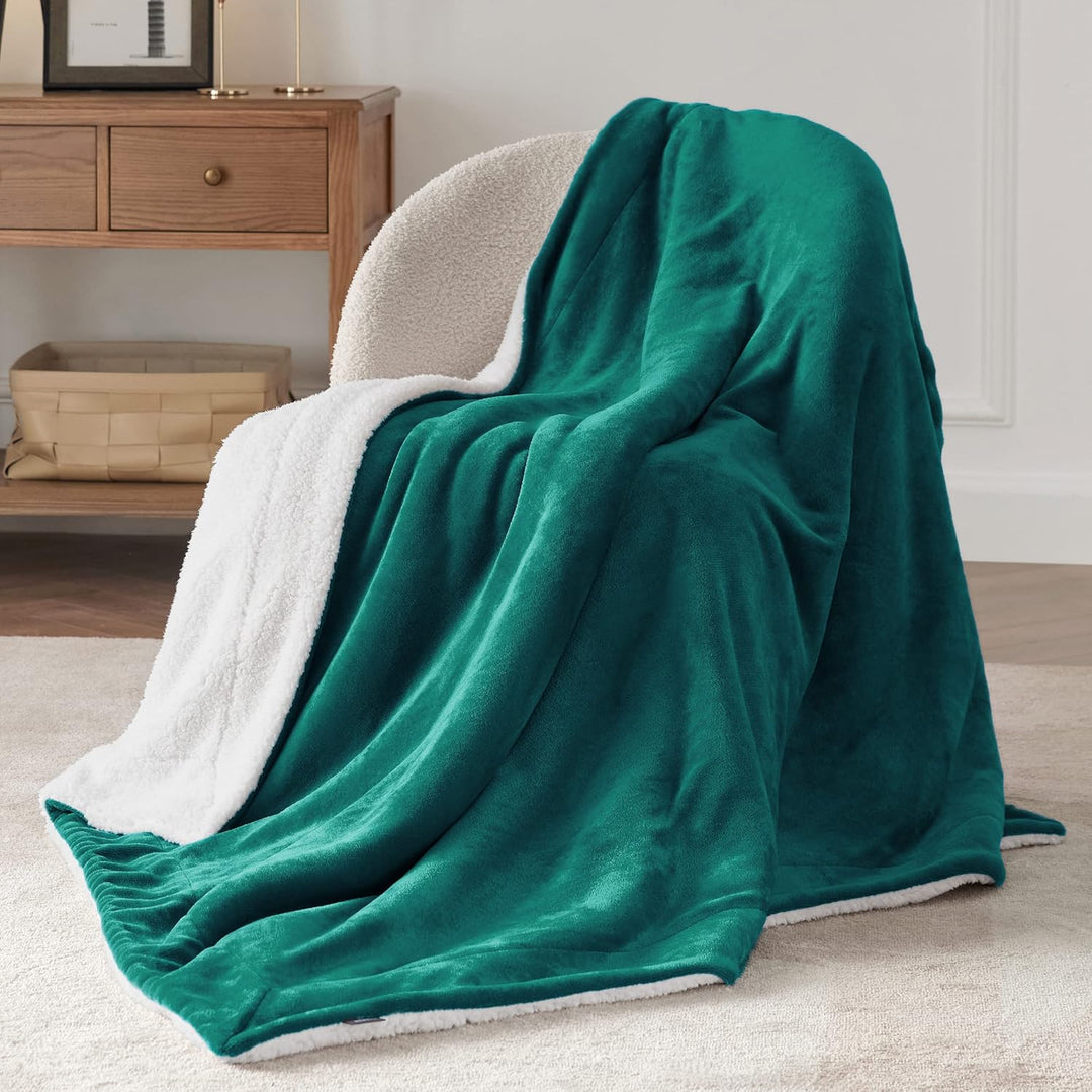 BEDSURE Kuscheldecke Flauschig Sofaüberwurf Grün - Decke Sofa Klein als Couchdecke Überwurf und Wohn