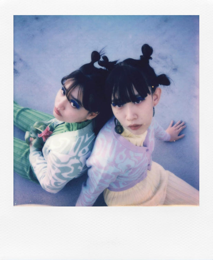 Polaroid – Now+ Gen 3 – Sofortbildkamera mit Bluetooth-Verbindung – Bundle Kamera + Farbfilm (16 Fot