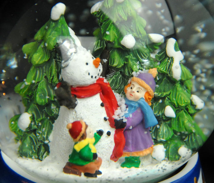 Minium Collection 20122 Schneekugel Weihnacht Stimmung Schneemann Bauen Winterszene auf Sockel weiss