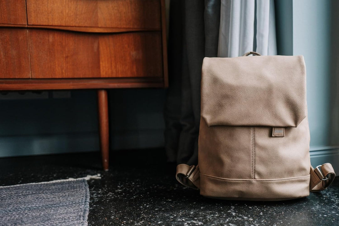 Zwei Damen City-Rucksack Mademoiselle.M MR13 Tagesrucksack 7 Liter, gepolstertes Laptopfach, Magnet-