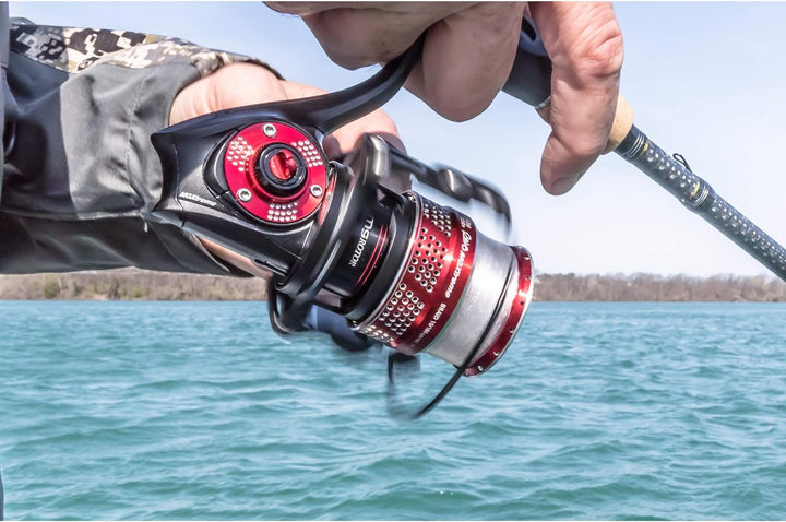 Abu Garcia Revo MGXtreme Spinnrolle – Extrem leichte Spinnrolle mit Korkgriff – 12 Kugellager & Drop