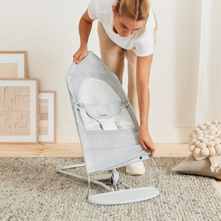 BabyBjörn Babywippe Balance Soft, Hellgrauer Rahmen, Netzstoff, Silber/Weiss