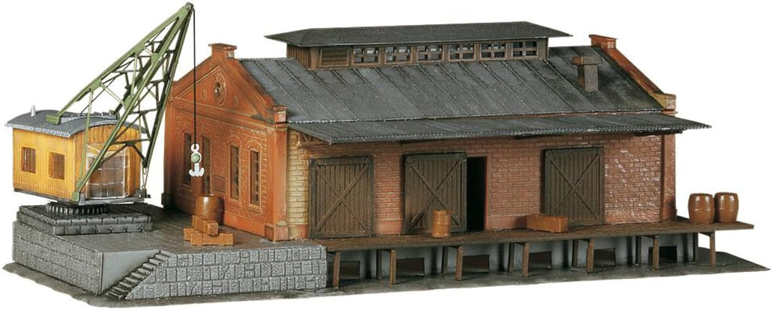 FALLER Güterhalle mit Ladekran Modellbausatz mit 118 Einzelteilen 182 x 98 x 65mm I Modelleisenbahn