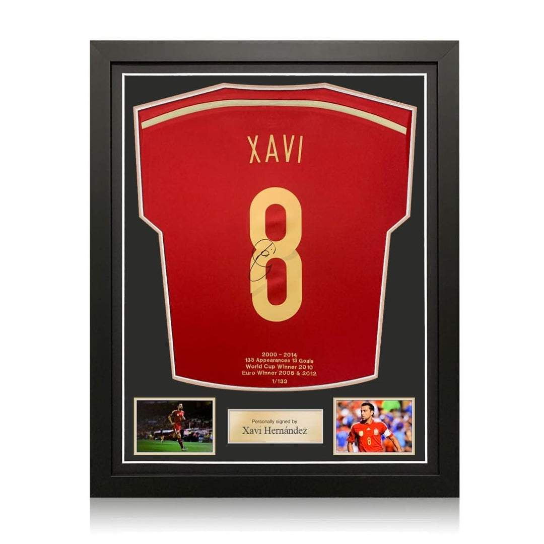 Spanien 2014-15 Trikot, signiert von Xavi Hernandez. Gerahmt