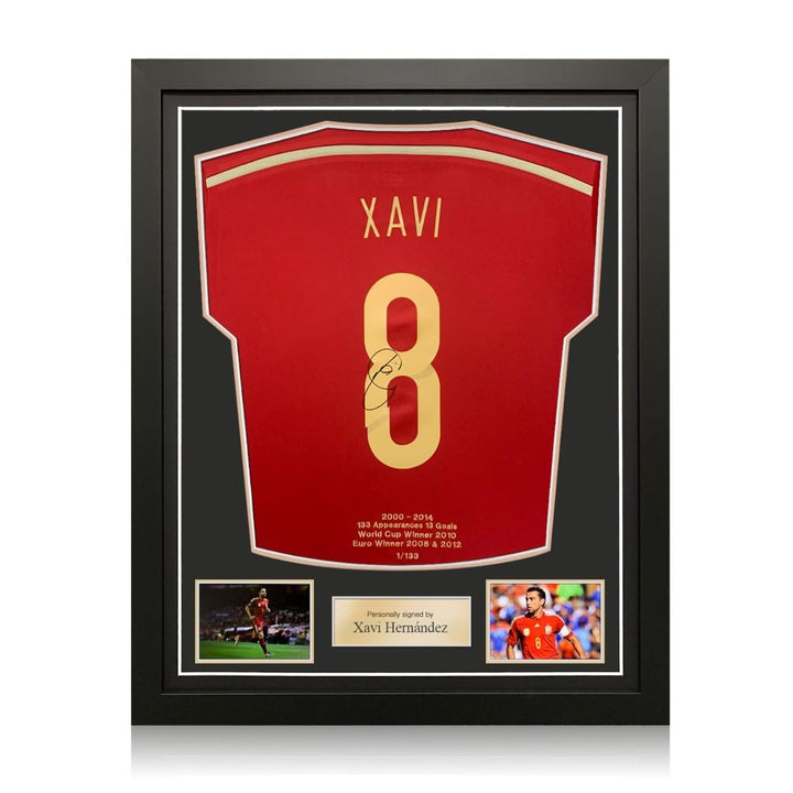 Spanien 2014-15 Trikot, signiert von Xavi Hernandez. Gerahmt