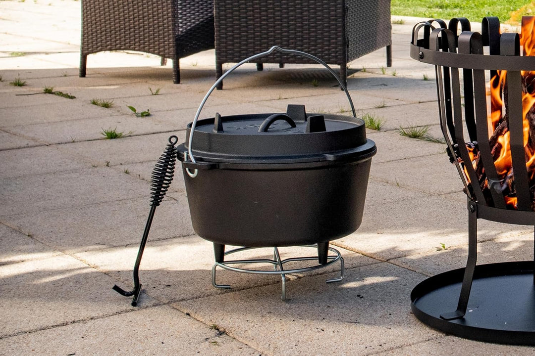 SOUK ONE Dutch Oven Set [9 L]- Eingebrannter Gusstopf mit Füssen Feuertopf aus Gusseisen mit praktis