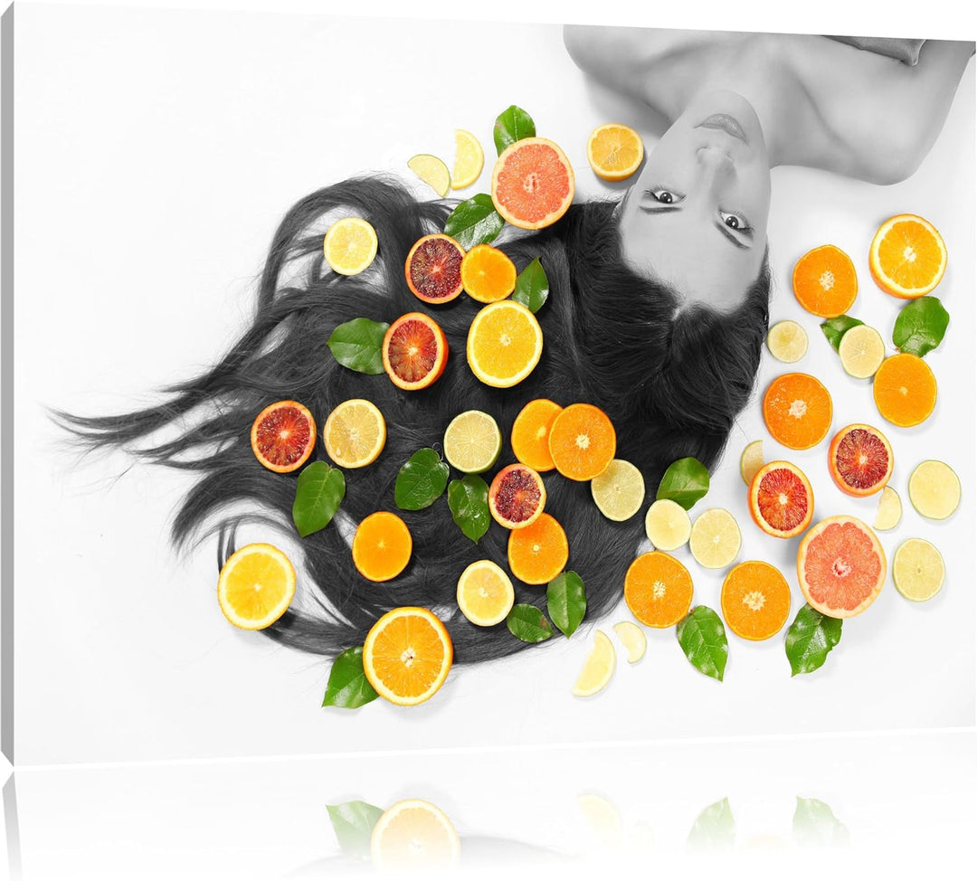 Pixxprint Hübsche Frau mit Obstscheiben Schwarz/Weiss, Format: 100x70 auf Leinwand, XXL riesige Bild