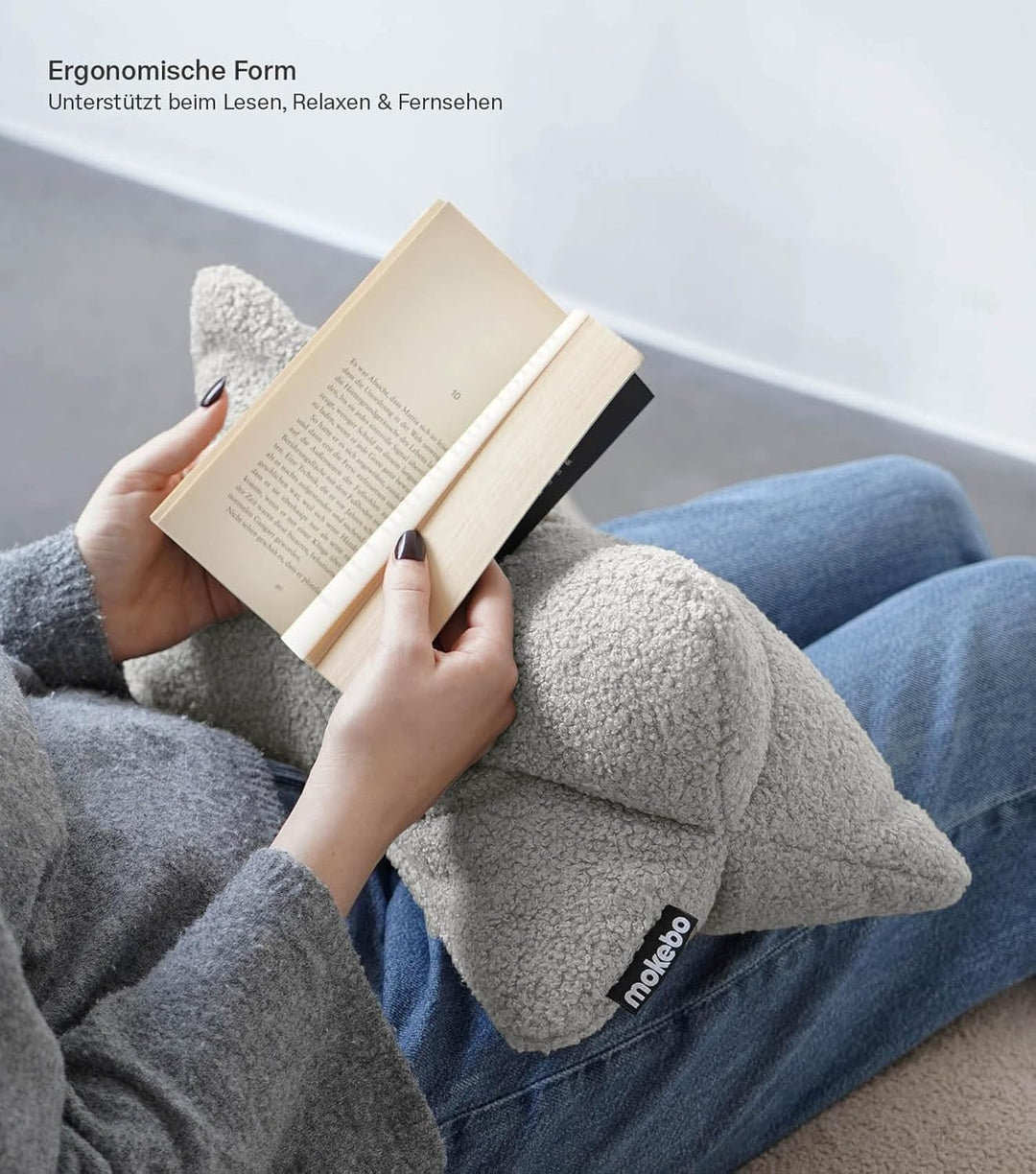 mokebo 'Der Leseknochen' Lesekissen aus weichen Bouclé-Stoff, ergonomisches Nackenkissen aus gemütli