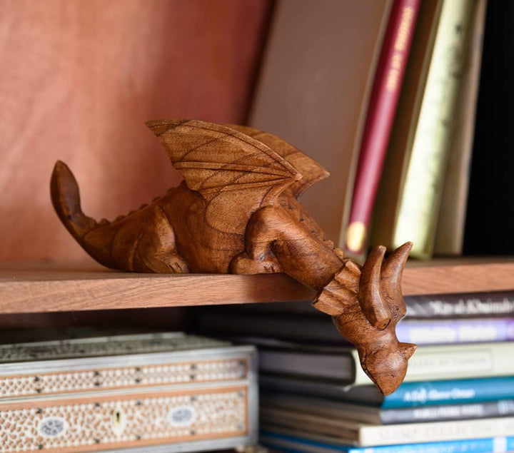 Handgeschnitzter Drache aus Holz – Beobachtender Drache – Schaut über den Regalrand