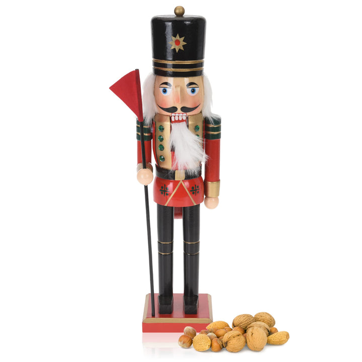 com-four® Dekofigur Nussknacker mit roter Fahne - Weihnachtsdeko in Form eines traditionellen Nusskn
