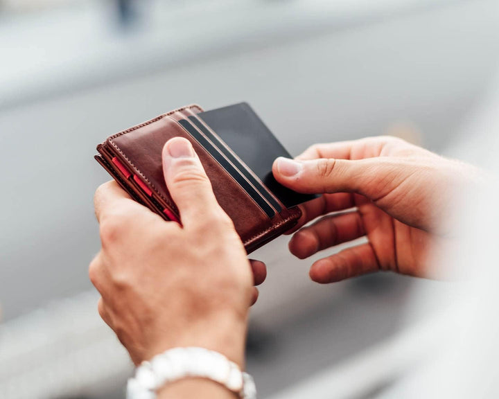 Jaimie Jacobs Flap Boy AirTag-Edition mit Gravur Magic Wallet Echtleder (Dunkelbraun mit Rot), Dunke