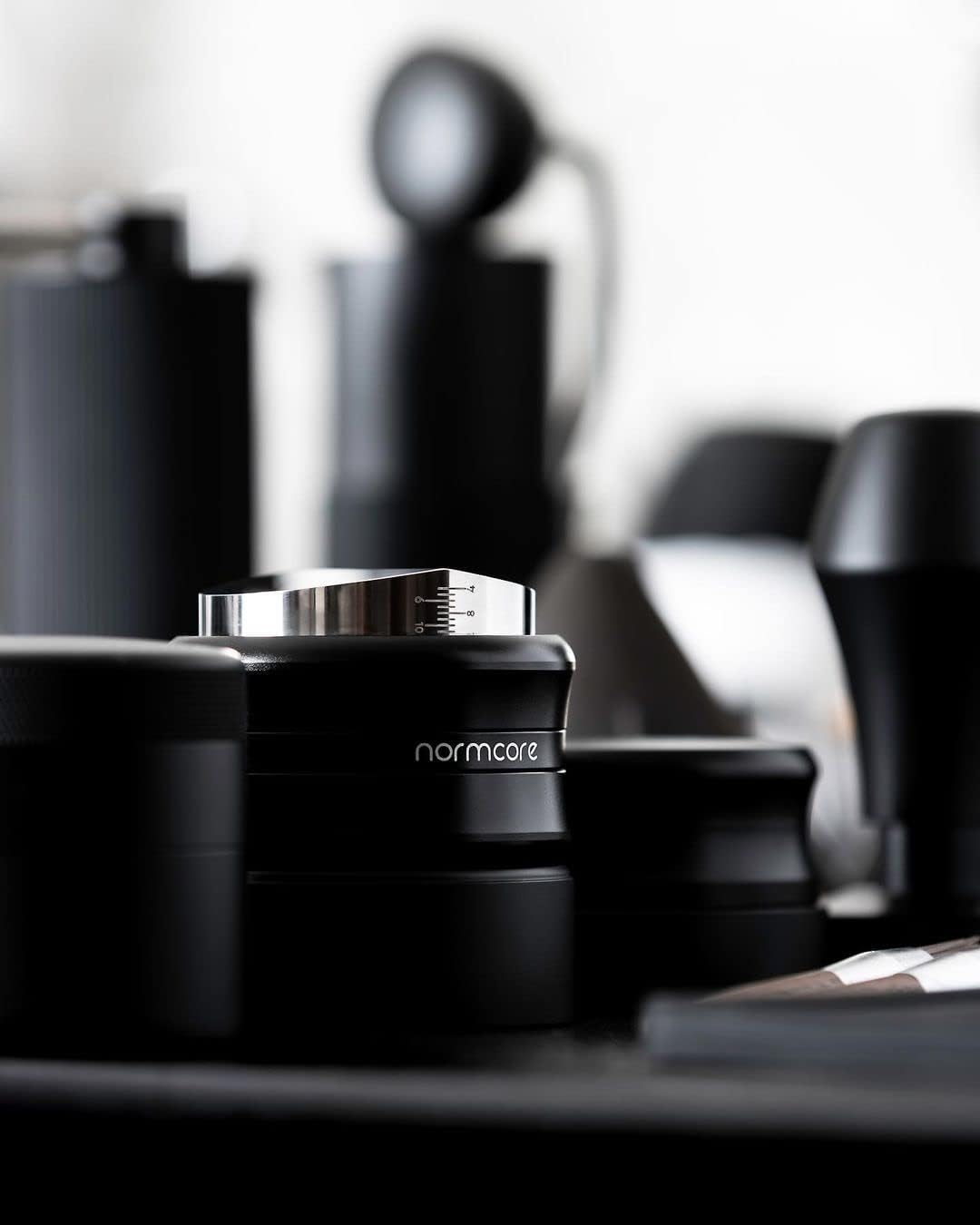 Normcore 53,3 mm Kaffee Distributor mit Tamper - 2 in 1 Kaffee Verteiler und Tamper für Siebträgerma