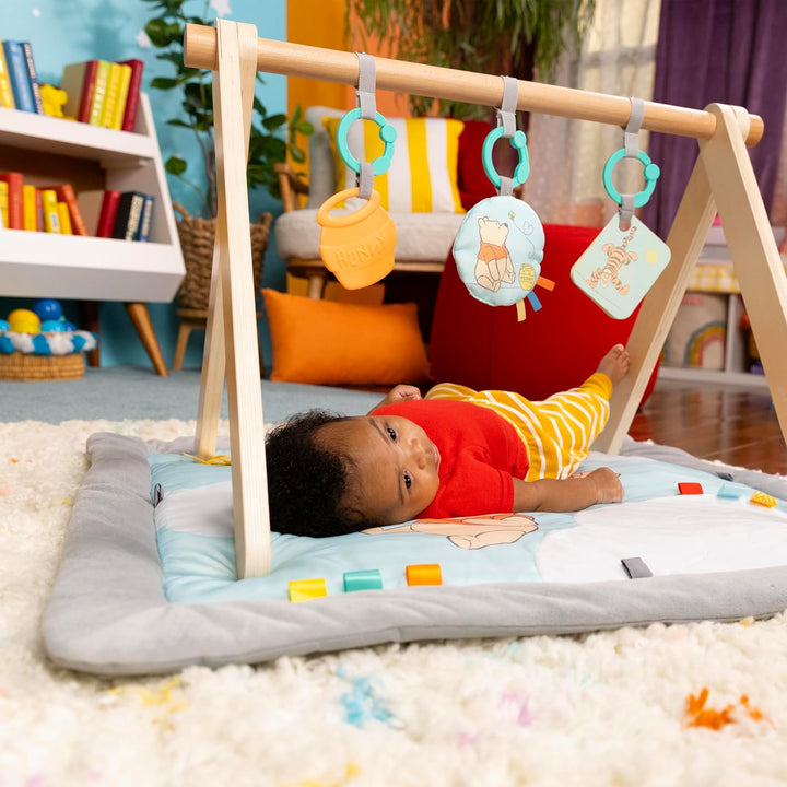 Bright Starts Disney Winnie PUUH Once Upon a Tummy Time Baby Aktivitätenmatte mit Spielzeugstange au