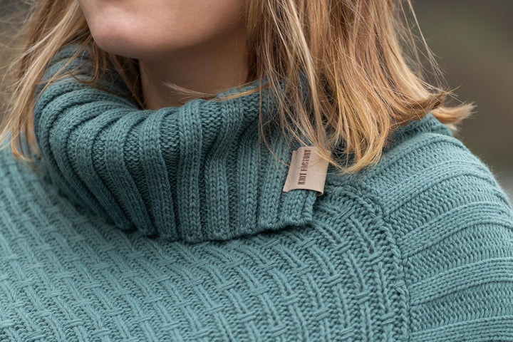 KNIT FACTORY - Nicky Gestrickter Poncho - Damen Strickponcho mit Kragen - Mit Wolle - Hochwertige Qu