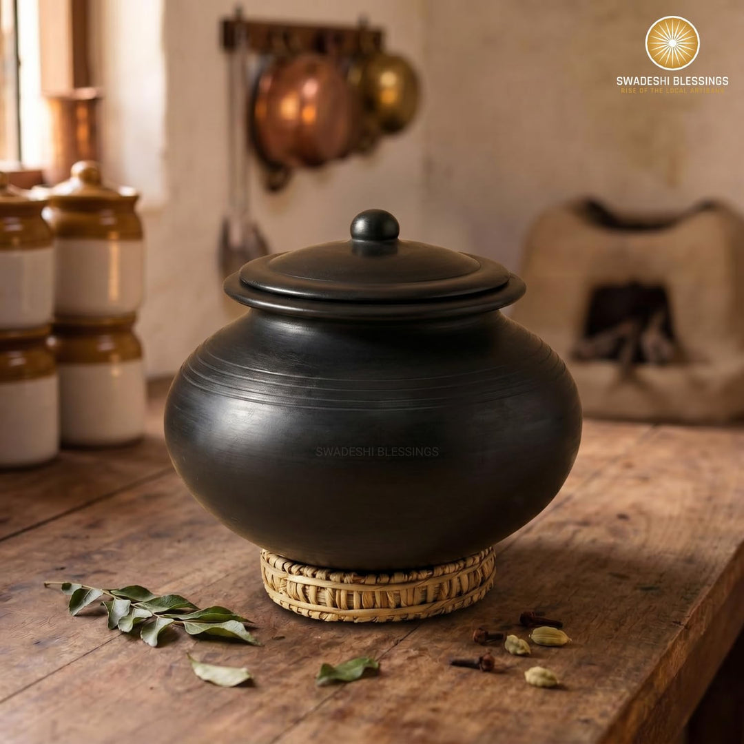 Swadeshi Blessings Handgefertigt Exklusives Sortiment, unglasierter Ton, mit Deckel, 4,5 l, Schwarz,