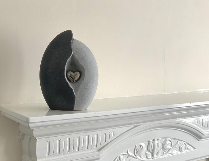 Keramikurne für Asche, Herz in Muschel, Grau, modernes Design, künstlerisches Pastellgrau