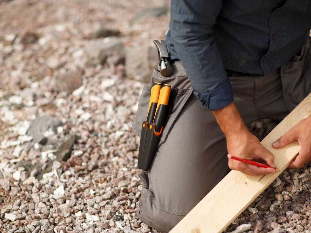 Fiskars Universalmesser inklusive Holster mit integriertem Messerschärfer, Gesamtlänge: 21,5 cm, Sch
