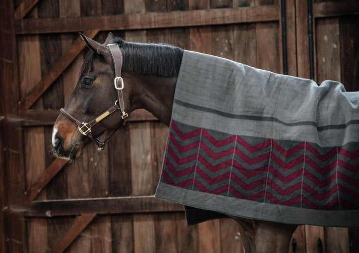 Kentucky Horsewear Fleecedecke Square Fishbone - Grau/Bordeaux