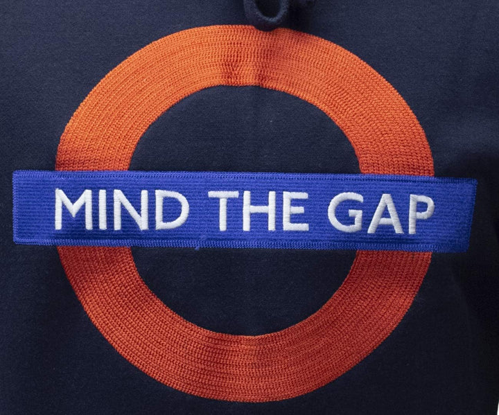 Mind The Gap Logo Marineblau Bestickt Kapuzenpullover mit Tube-Map Inside The Hood - Marine, XL
