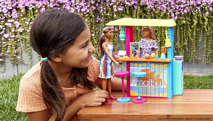 Barbie GYG23 - Loves The Ocean Strandhüttenspass Spielset mit mehr als 18 Zubehörteilen aus recycelt