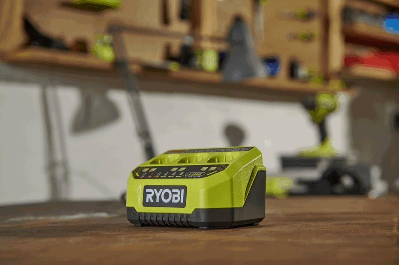 RYOBI 4 V USB-LITHIUM 3er Akku-Ladegerät RC43P, Sequenzielles Ladegerät mit bis zu drei Akku Steckpo