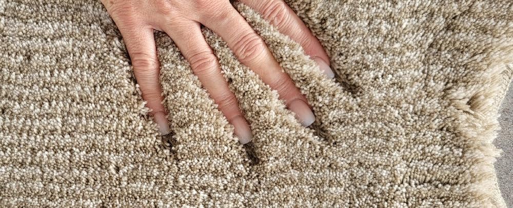 Kleine Wolke Minya Macadamia Beige Badteppich 55x55 cm. Vorleger mit Ausschnitt BB Kollektion