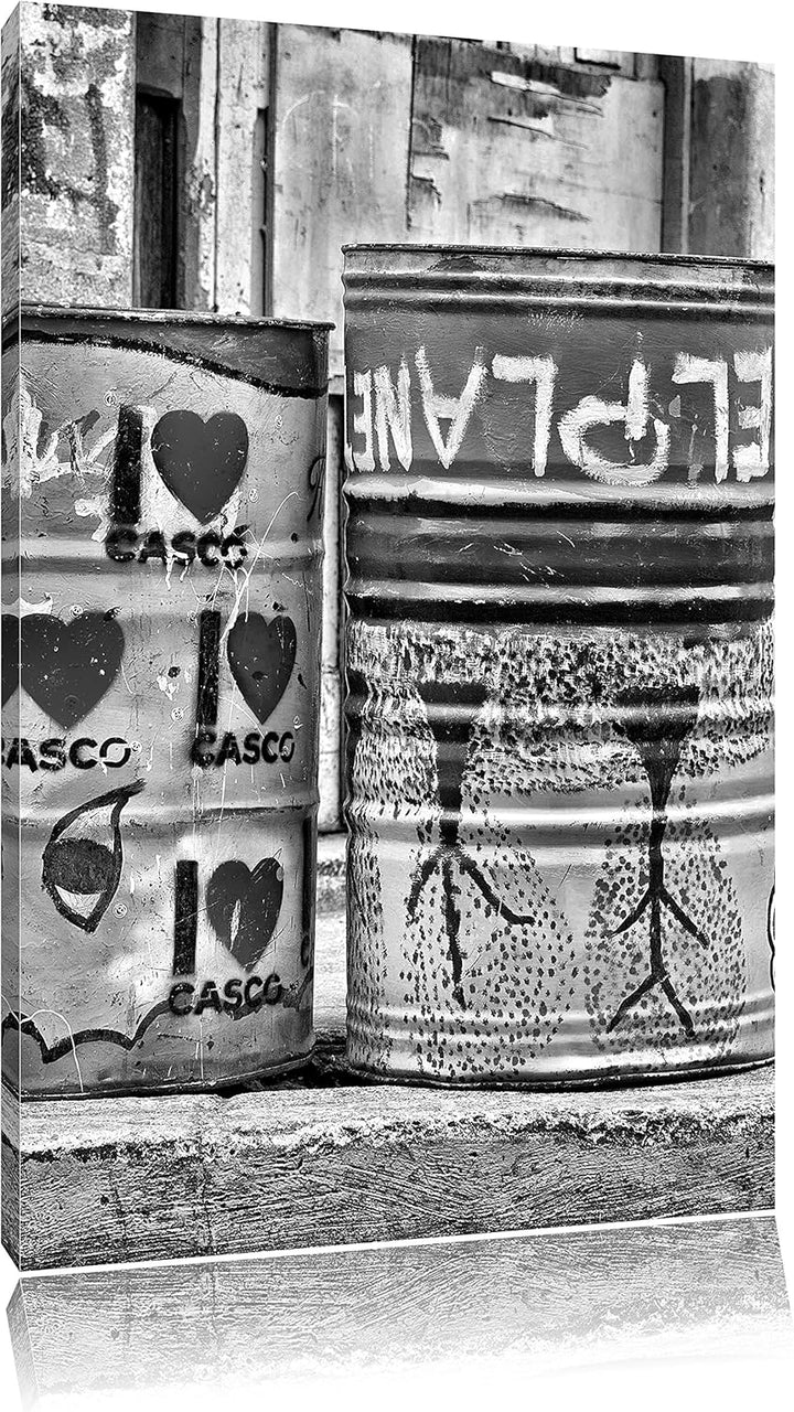 Pixxprint Monocrome, buntbemalte Fässer am Strassenrand, Format: 100x70 auf Leinwand, XXL riesige Bi