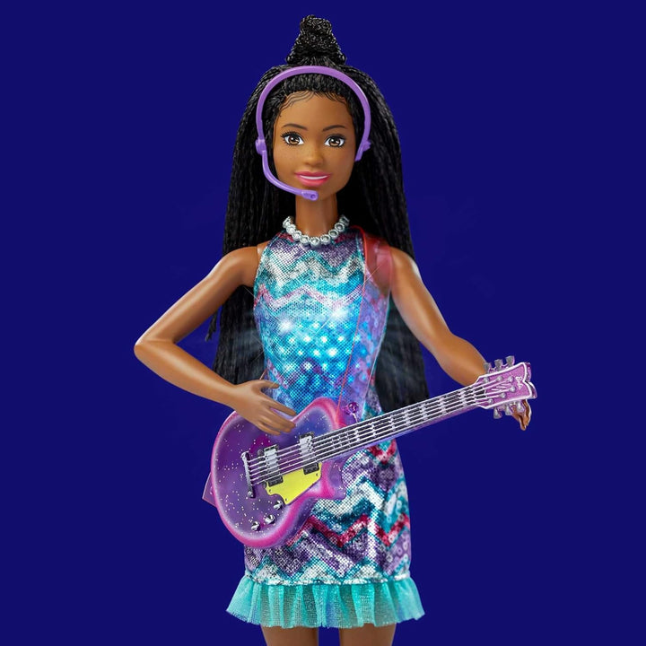 Barbie GYJ24 - "Bühne frei für grosse Träume" Brooklyn Barbie Puppe (ca. 30 cm gross, mit braunen Zö