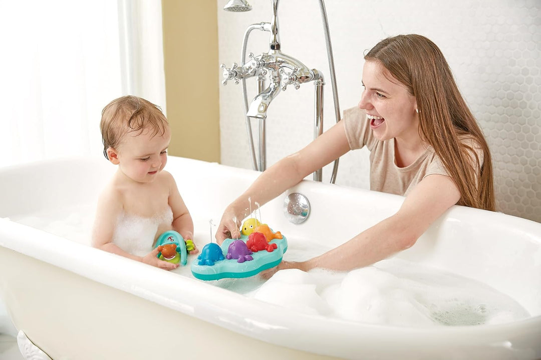 Hape Badespielzeug Musikalische Wale - mit 5 Melodien und Wasserfontänen, Badespielzeug mit Musik un