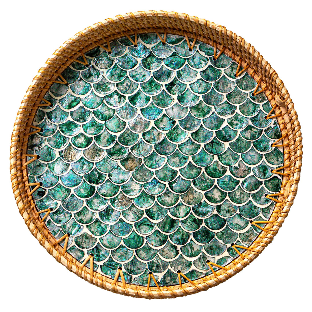 JUNGLE CULTURE Rattan Serviertablett rund 30 cm mit Perlmutt – Cascade • Coastal Boho • Handgefertig