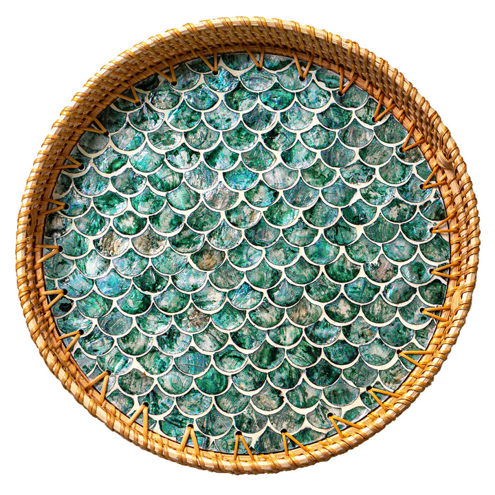 JUNGLE CULTURE Rattan Serviertablett rund 30 cm mit Perlmutt – Cascade • Coastal Boho • Handgefertig