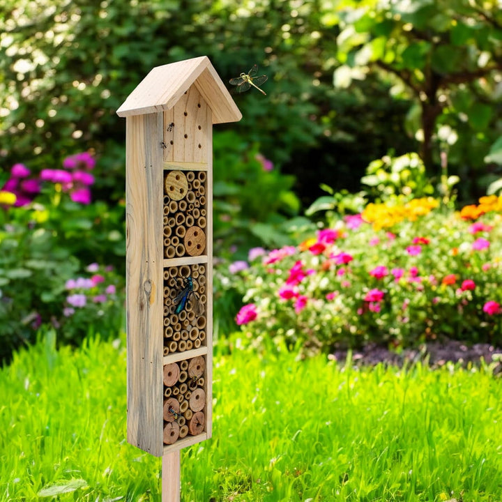 Holz Insektenhotel mit Erdspiess - H 78 cm - Insektenhaus naturbelassen zum Aufstellen - Bienenhotel
