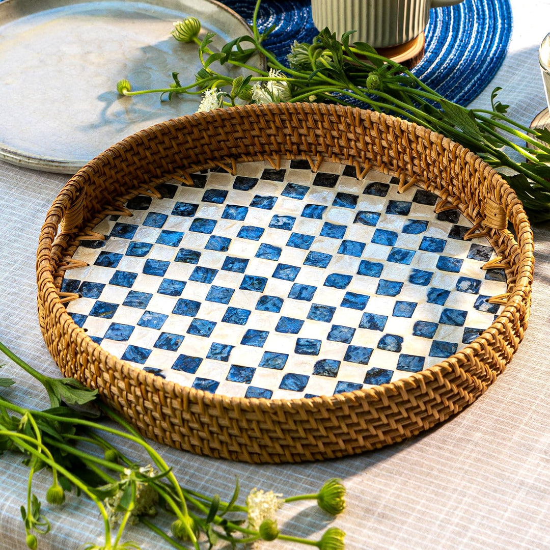 JUNGLE CULTURE Rattan Serviertablett rund 30 cm mit Perlmutt – Drift • Coastal Boho • Handgefertigte