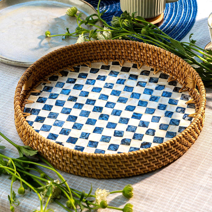 JUNGLE CULTURE Rattan Serviertablett rund 30 cm mit Perlmutt – Drift • Coastal Boho • Handgefertigte